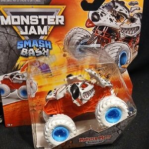 Monster Mutt Dalmatian Smash & Bash Monster Jam Truck
